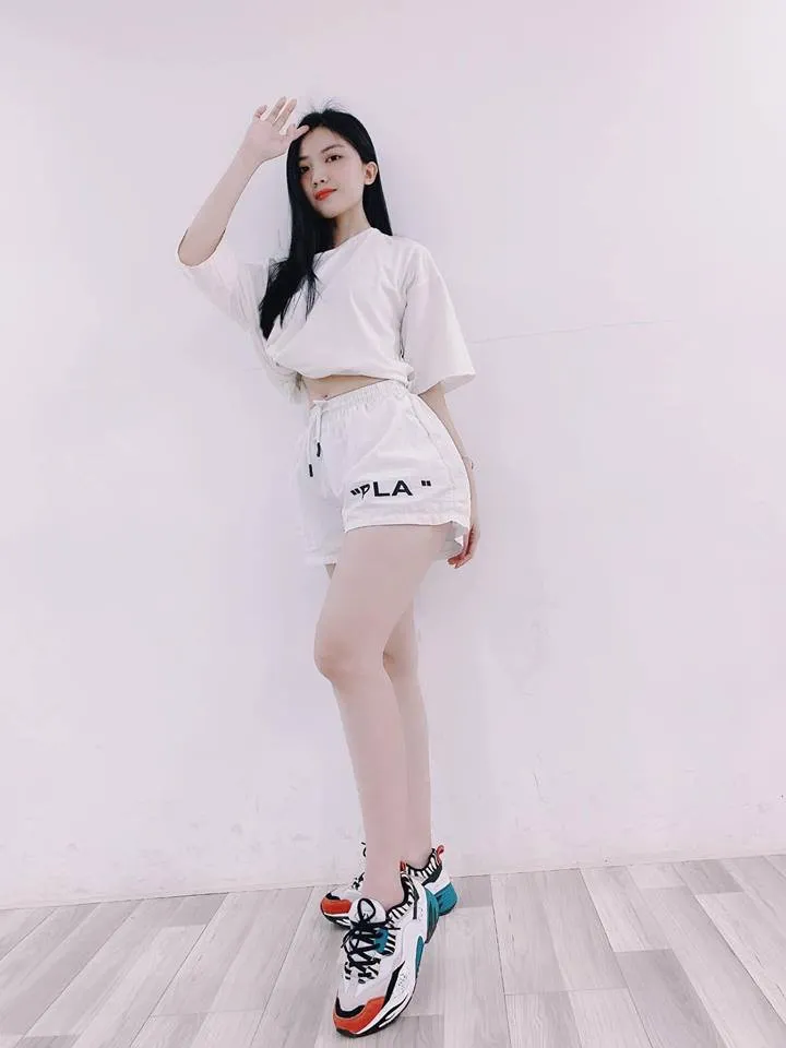 Quê mùa là vậy nhưng 4 nữ chính phim Những cô gái trong thành phố ngoài đời lại cực kì sang chảnh - Ảnh 6. Quê mùa là vậy nhưng 4 nữ chính phim Những cô gái trong thành phố ngoài đời lại cực kì sang chảnh - Ảnh 6.
