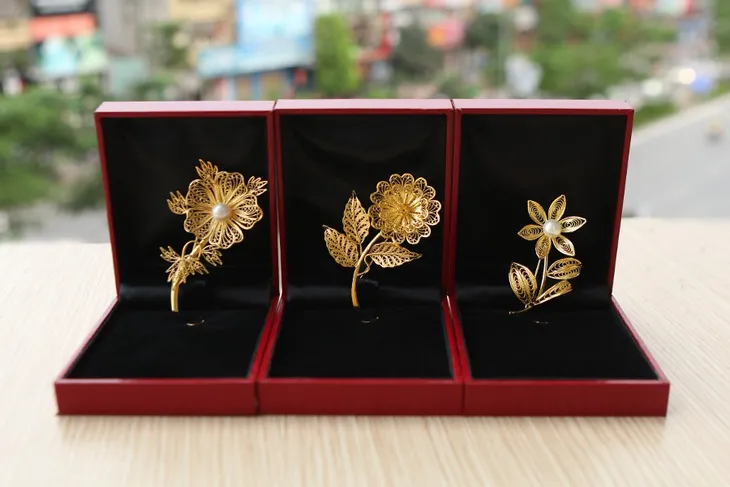 Quà tặng 8/3 sang chảnh với hoa cài áo mạ vàng - Ảnh 3. Quà tặng 8/3 sang chảnh với hoa cài áo mạ vàng - Ảnh 3.
