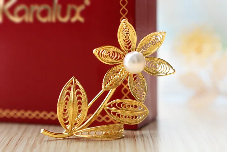 Quà tặng 8/3 sang chảnh với hoa cài áo mạ vàng - Ảnh 1. Quà tặng 8/3 sang chảnh với hoa cài áo mạ vàng - Ảnh 1.