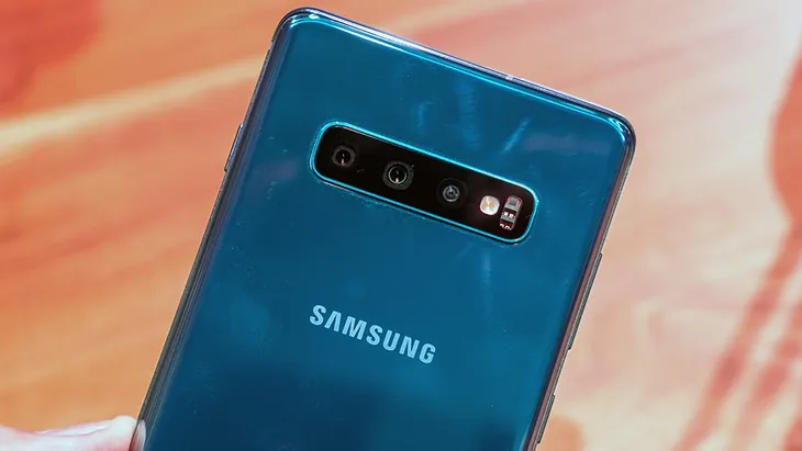 Galaxy S10 sẽ bán chạy ngoài dự kiến vì dám khác biệt với iPhone - Ảnh 2. Galaxy S10 sẽ bán chạy ngoài dự kiến vì dám khác biệt với iPhone - Ảnh 2.