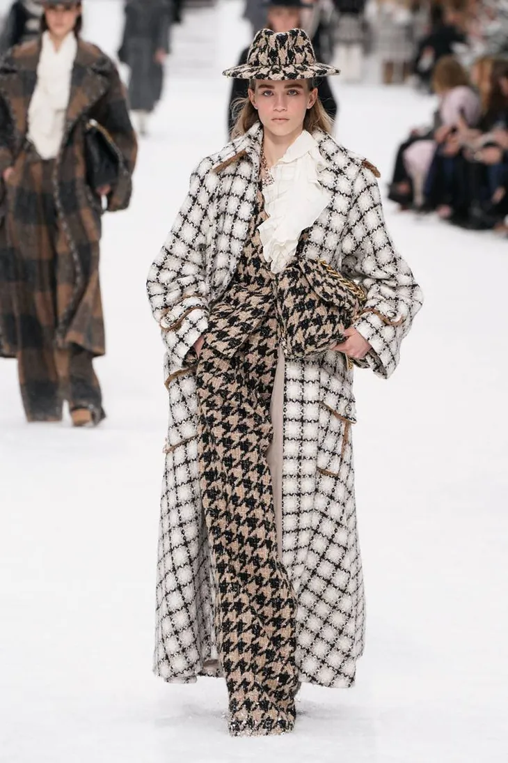Nhà mốt Chanel tái hiện ngôi làng mùa đông trên sàn diễn thời trang - Ảnh 2. Nhà mốt Chanel tái hiện ngôi làng mùa đông trên sàn diễn thời trang - Ảnh 2.