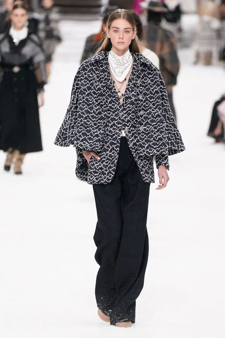 Nhà mốt Chanel tái hiện ngôi làng mùa đông trên sàn diễn thời trang - Ảnh 4. Nhà mốt Chanel tái hiện ngôi làng mùa đông trên sàn diễn thời trang - Ảnh 4.
