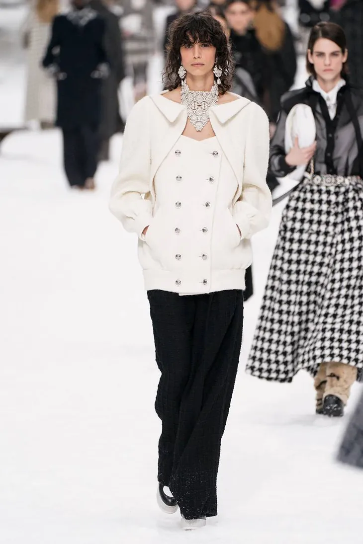 Nhà mốt Chanel tái hiện ngôi làng mùa đông trên sàn diễn thời trang - Ảnh 5. Nhà mốt Chanel tái hiện ngôi làng mùa đông trên sàn diễn thời trang - Ảnh 5.