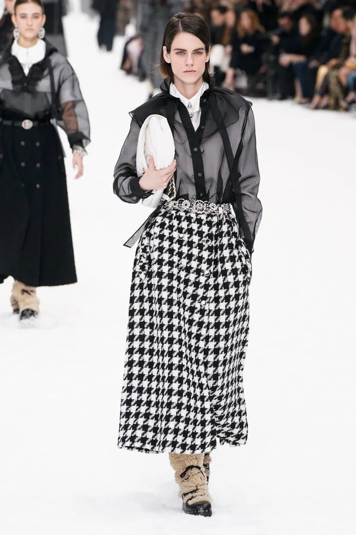 Nhà mốt Chanel tái hiện ngôi làng mùa đông trên sàn diễn thời trang - Ảnh 6. Nhà mốt Chanel tái hiện ngôi làng mùa đông trên sàn diễn thời trang - Ảnh 6.