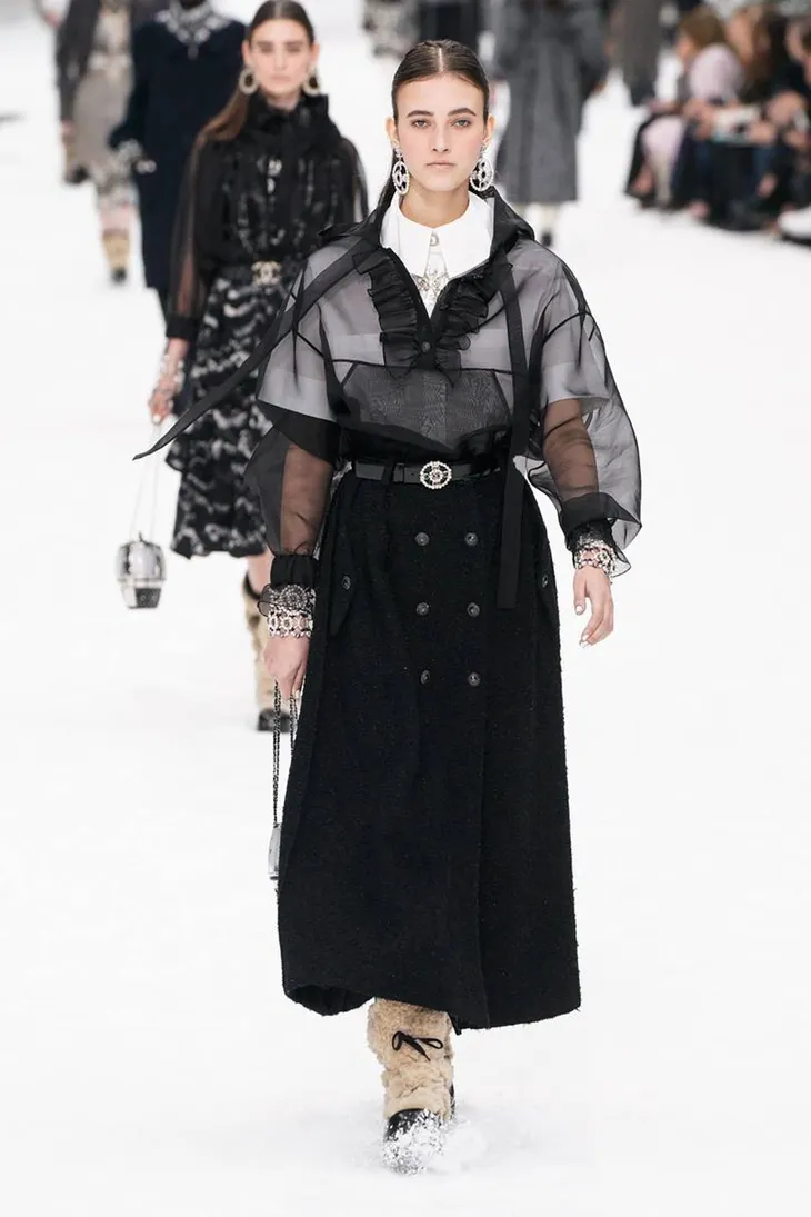 Nhà mốt Chanel tái hiện ngôi làng mùa đông trên sàn diễn thời trang - Ảnh 7. Nhà mốt Chanel tái hiện ngôi làng mùa đông trên sàn diễn thời trang - Ảnh 7.
