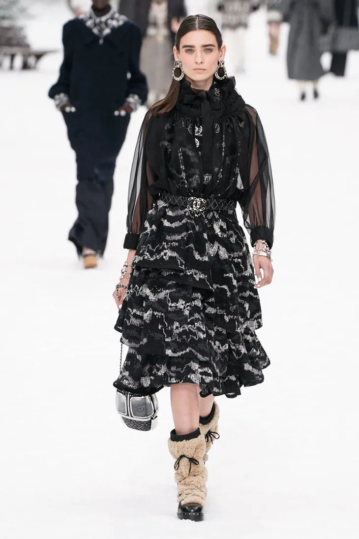 Nhà mốt Chanel tái hiện ngôi làng mùa đông trên sàn diễn thời trang - Ảnh 8. Nhà mốt Chanel tái hiện ngôi làng mùa đông trên sàn diễn thời trang - Ảnh 8.