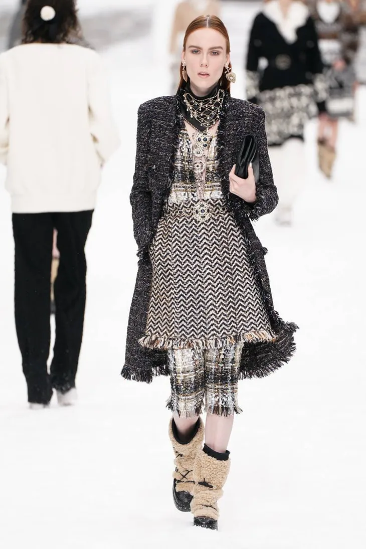 Nhà mốt Chanel tái hiện ngôi làng mùa đông trên sàn diễn thời trang - Ảnh 10. Nhà mốt Chanel tái hiện ngôi làng mùa đông trên sàn diễn thời trang - Ảnh 10.