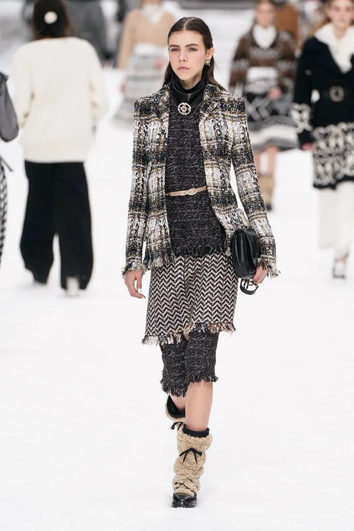 Nhà mốt Chanel tái hiện ngôi làng mùa đông trên sàn diễn thời trang - Ảnh 11. Nhà mốt Chanel tái hiện ngôi làng mùa đông trên sàn diễn thời trang - Ảnh 11.
