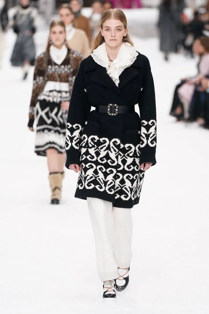 Nhà mốt Chanel tái hiện ngôi làng mùa đông trên sàn diễn thời trang - Ảnh 12. Nhà mốt Chanel tái hiện ngôi làng mùa đông trên sàn diễn thời trang - Ảnh 12.