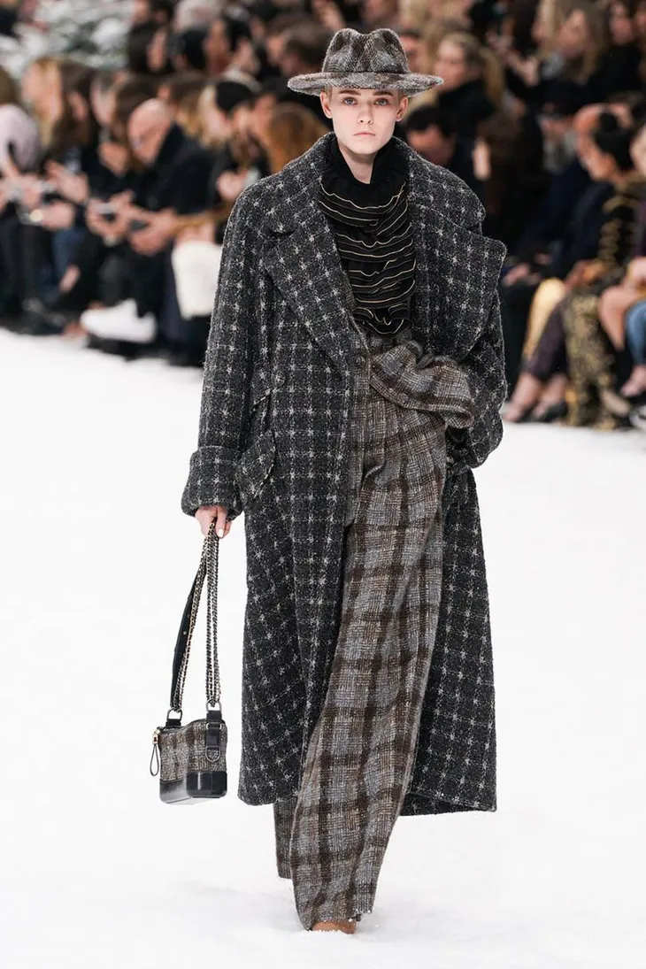 Nhà mốt Chanel tái hiện ngôi làng mùa đông trên sàn diễn thời trang - Ảnh 13. Nhà mốt Chanel tái hiện ngôi làng mùa đông trên sàn diễn thời trang - Ảnh 13.