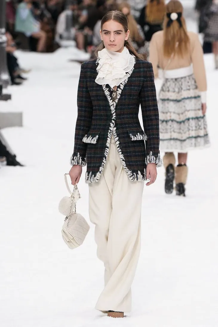 Nhà mốt Chanel tái hiện ngôi làng mùa đông trên sàn diễn thời trang - Ảnh 15. Nhà mốt Chanel tái hiện ngôi làng mùa đông trên sàn diễn thời trang - Ảnh 15.