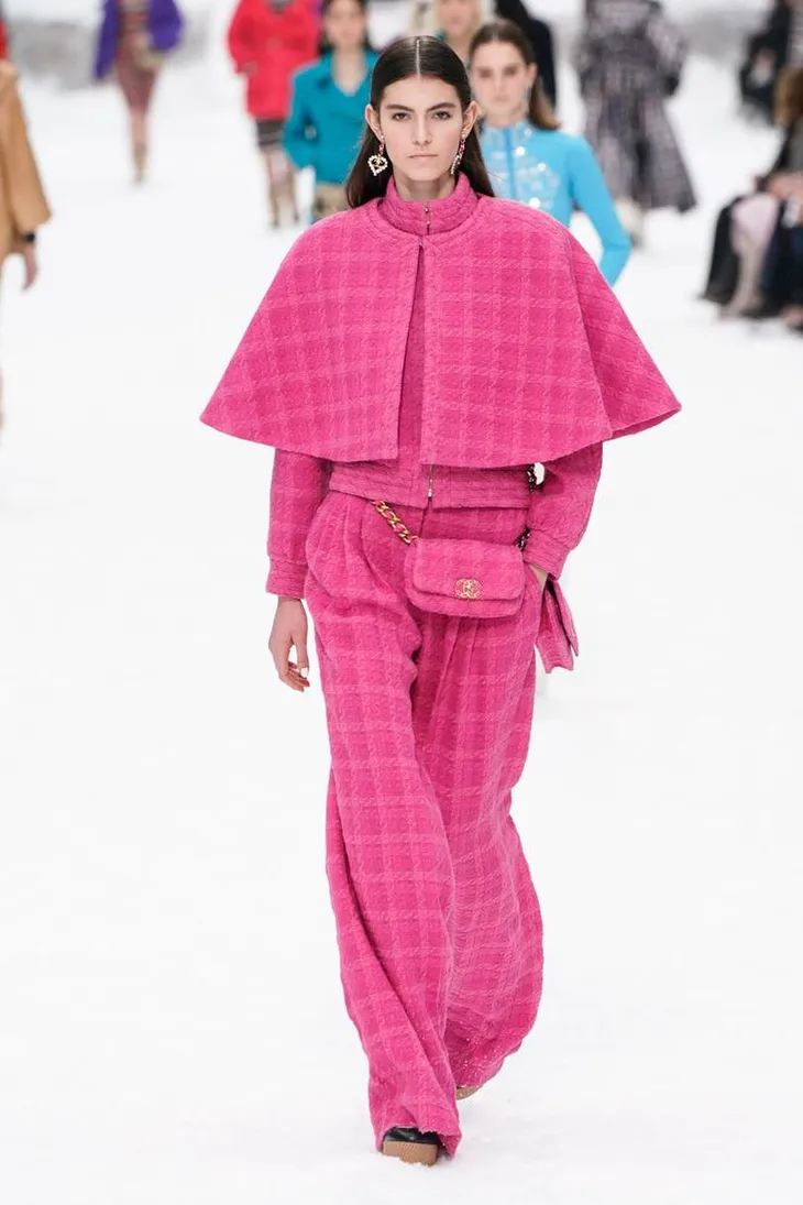 Nhà mốt Chanel tái hiện ngôi làng mùa đông trên sàn diễn thời trang - Ảnh 17. Nhà mốt Chanel tái hiện ngôi làng mùa đông trên sàn diễn thời trang - Ảnh 17.