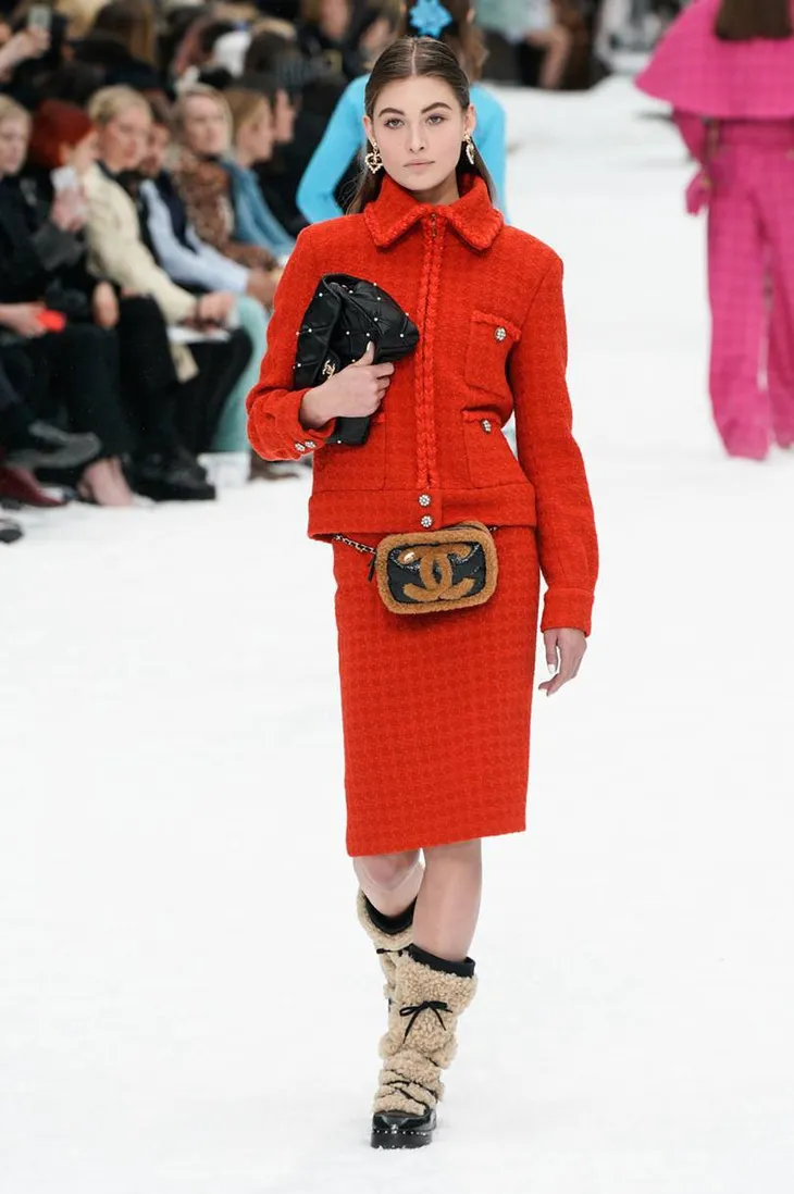 Nhà mốt Chanel tái hiện ngôi làng mùa đông trên sàn diễn thời trang - Ảnh 18. Nhà mốt Chanel tái hiện ngôi làng mùa đông trên sàn diễn thời trang - Ảnh 18.