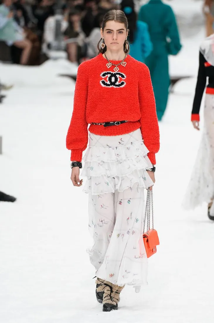 Nhà mốt Chanel tái hiện ngôi làng mùa đông trên sàn diễn thời trang - Ảnh 19. Nhà mốt Chanel tái hiện ngôi làng mùa đông trên sàn diễn thời trang - Ảnh 19.