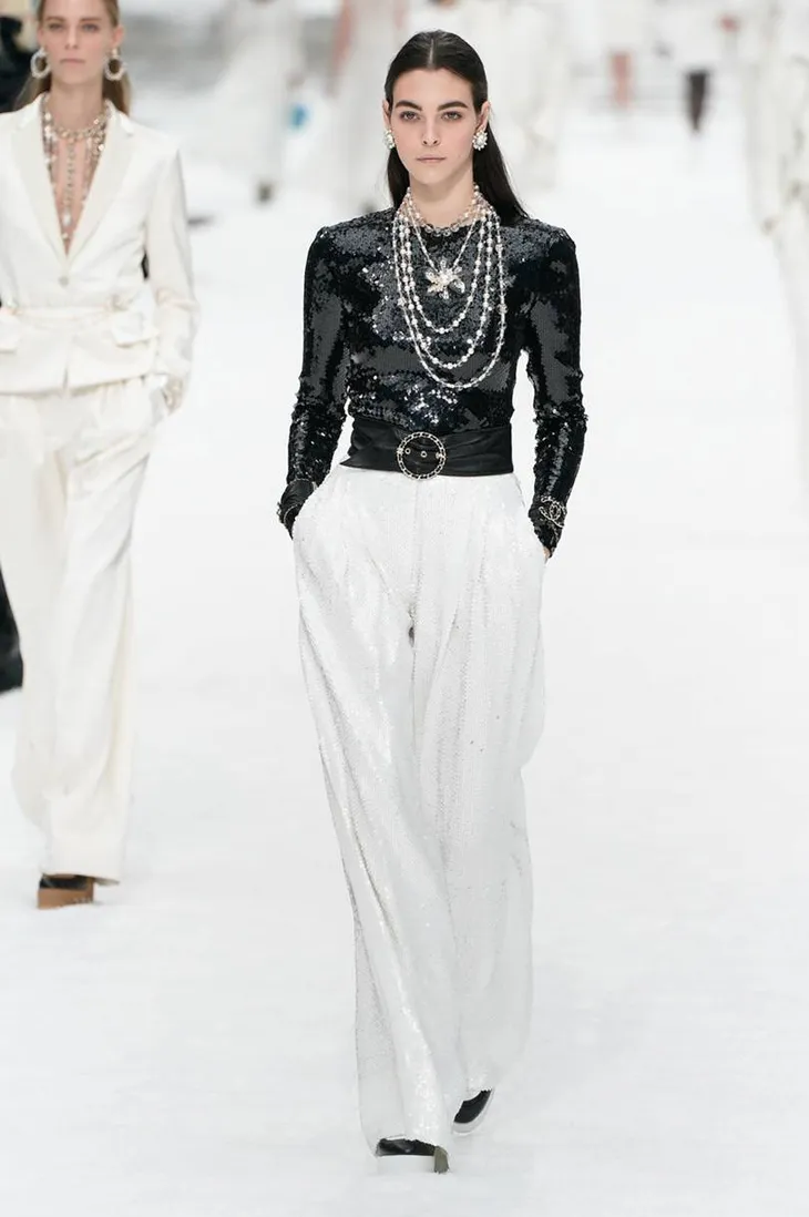 Nhà mốt Chanel tái hiện ngôi làng mùa đông trên sàn diễn thời trang - Ảnh 21. Nhà mốt Chanel tái hiện ngôi làng mùa đông trên sàn diễn thời trang - Ảnh 21.