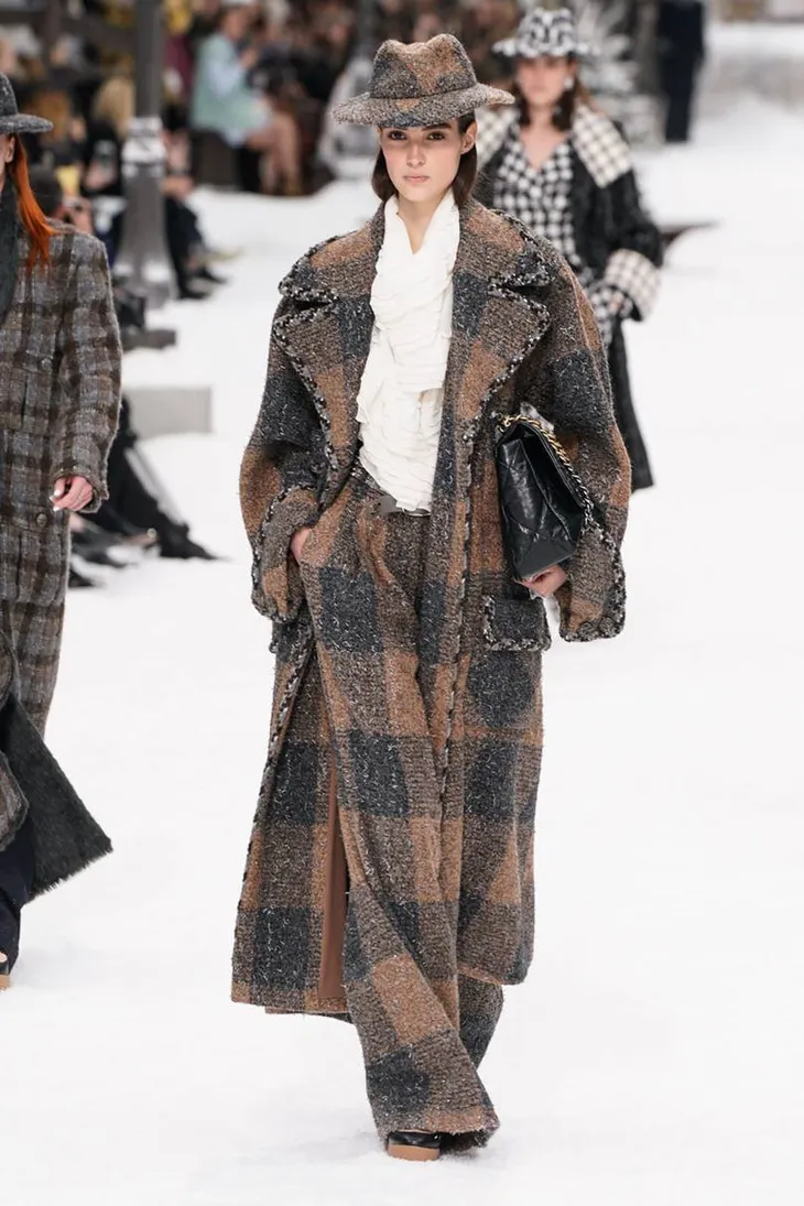 Nhà mốt Chanel tái hiện ngôi làng mùa đông trên sàn diễn thời trang - Ảnh 22. Nhà mốt Chanel tái hiện ngôi làng mùa đông trên sàn diễn thời trang - Ảnh 22.