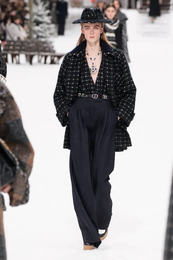 Nhà mốt Chanel tái hiện ngôi làng mùa đông trên sàn diễn thời trang - Ảnh 23. Nhà mốt Chanel tái hiện ngôi làng mùa đông trên sàn diễn thời trang - Ảnh 23.