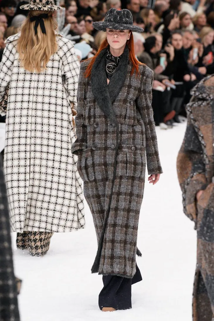 Nhà mốt Chanel tái hiện ngôi làng mùa đông trên sàn diễn thời trang - Ảnh 24. Nhà mốt Chanel tái hiện ngôi làng mùa đông trên sàn diễn thời trang - Ảnh 24.