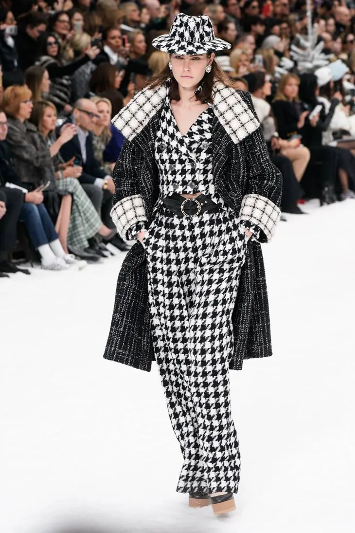 Nhà mốt Chanel tái hiện ngôi làng mùa đông trên sàn diễn thời trang - Ảnh 25. Nhà mốt Chanel tái hiện ngôi làng mùa đông trên sàn diễn thời trang - Ảnh 25.