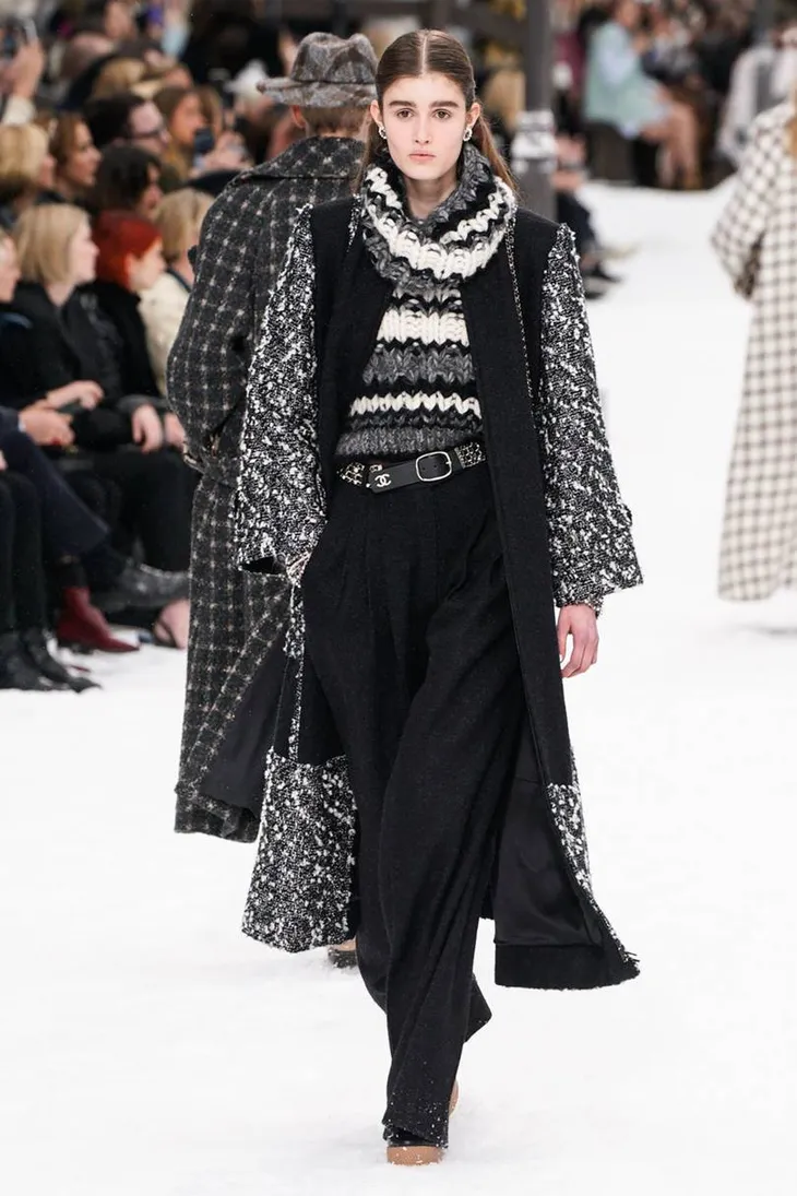 Nhà mốt Chanel tái hiện ngôi làng mùa đông trên sàn diễn thời trang - Ảnh 26. Nhà mốt Chanel tái hiện ngôi làng mùa đông trên sàn diễn thời trang - Ảnh 26.