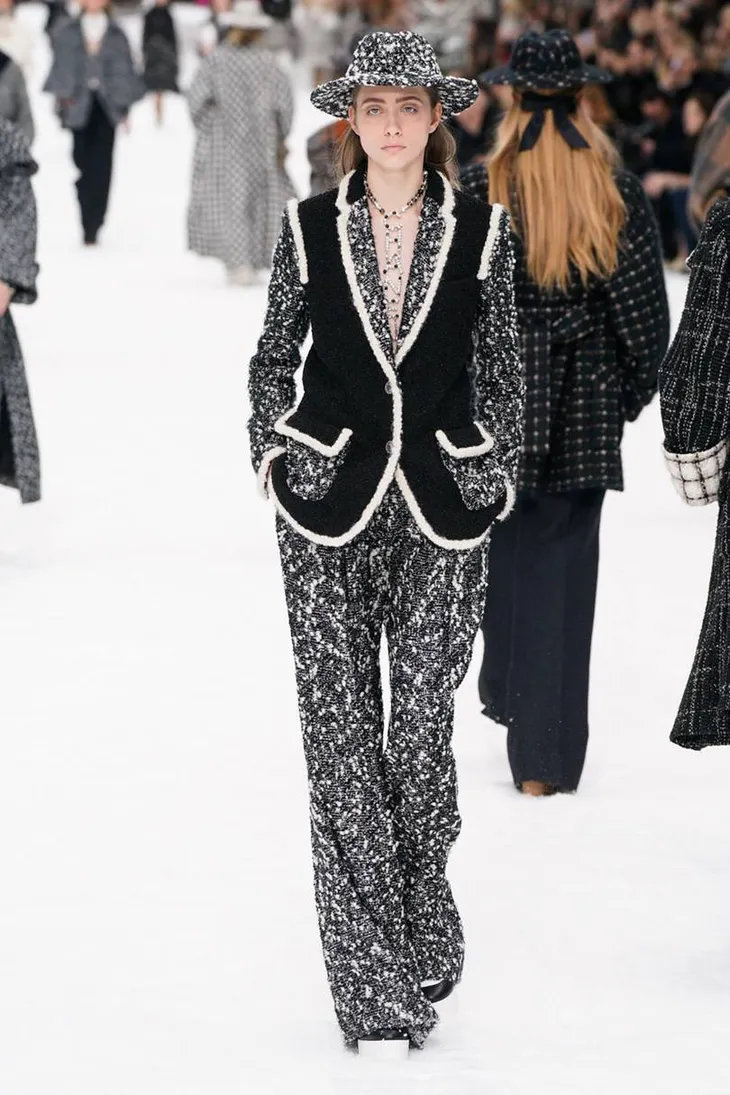 Nhà mốt Chanel tái hiện ngôi làng mùa đông trên sàn diễn thời trang - Ảnh 27. Nhà mốt Chanel tái hiện ngôi làng mùa đông trên sàn diễn thời trang - Ảnh 27.