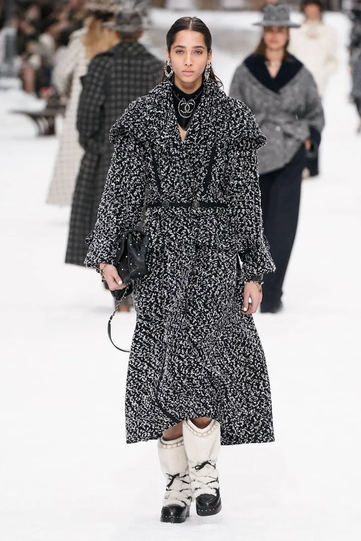 Nhà mốt Chanel tái hiện ngôi làng mùa đông trên sàn diễn thời trang - Ảnh 28. Nhà mốt Chanel tái hiện ngôi làng mùa đông trên sàn diễn thời trang - Ảnh 28.