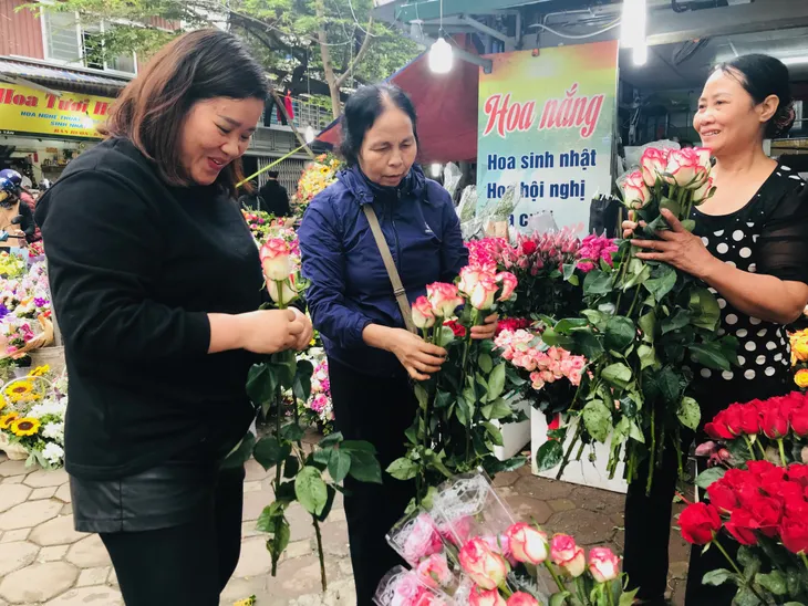 Nhộn nhịp thị trường hoa tươi cận ngày 8/3 - Ảnh 2. Nhộn nhịp thị trường hoa tươi cận ngày 8/3 - Ảnh 2.