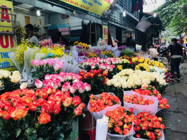 Nhộn nhịp thị trường hoa tươi cận ngày 8/3 - Ảnh 1. Nhộn nhịp thị trường hoa tươi cận ngày 8/3 - Ảnh 1.