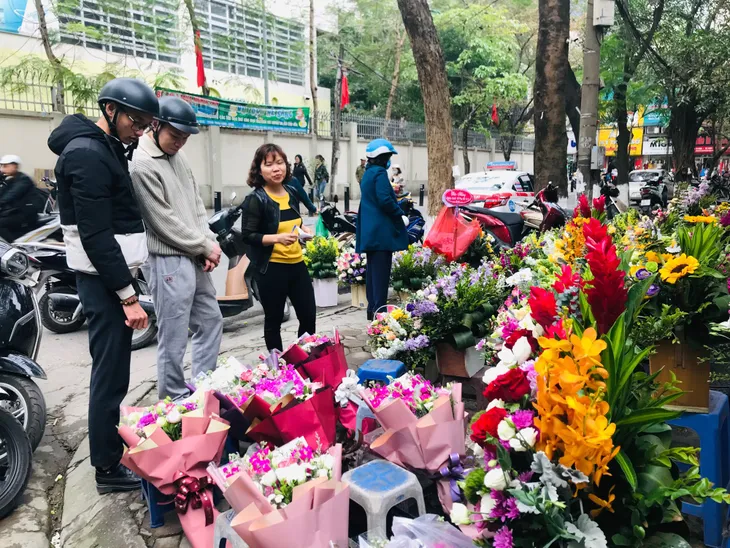 Nhộn nhịp thị trường hoa tươi cận ngày 8/3 - Ảnh 3. Nhộn nhịp thị trường hoa tươi cận ngày 8/3 - Ảnh 3.