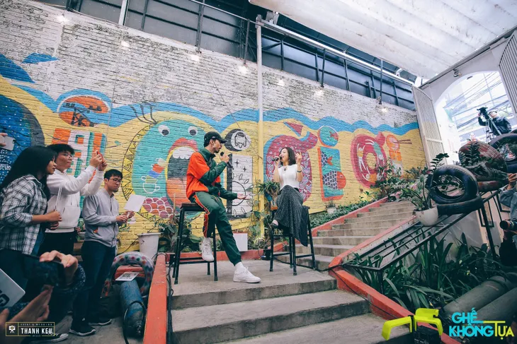 Rapper Đen Vâu bật khóc trên sóng truyền hình vì người phụ nữ này - Ảnh 1. Rapper Đen Vâu bật khóc trên sóng truyền hình vì người phụ nữ này - Ảnh 1.