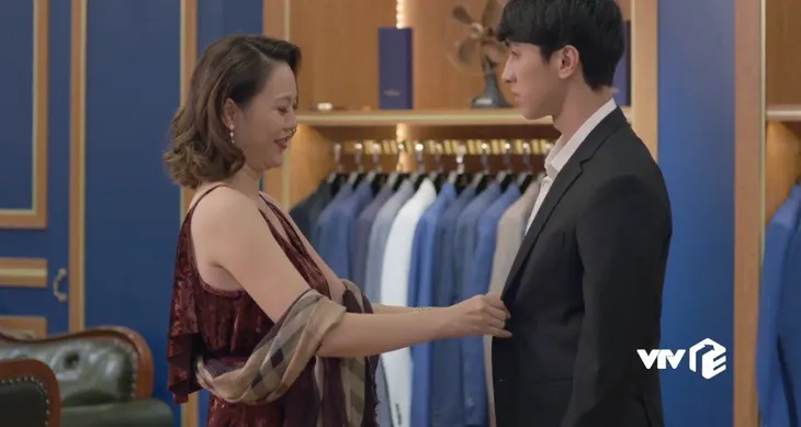 Những cô gái trong thành phố - Tập 22: Nữ đại gia đụng chạm trên xe khiến Tùng sợ hãi - Ảnh 3. Những cô gái trong thành phố - Tập 22: Nữ đại gia đụng chạm trên xe khiến Tùng sợ hãi - Ảnh 3.