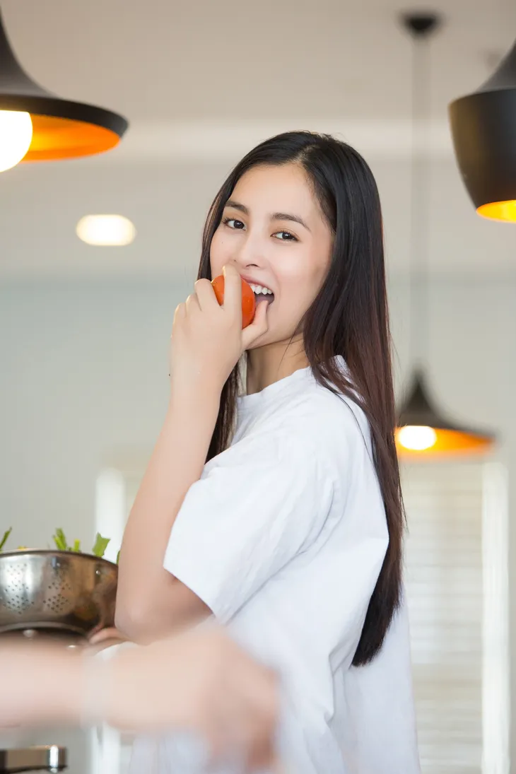 Hoa hậu Tiểu Vy nhắng nhít vào bếp cùng mẹ nhân ngày 8/3 - Ảnh 6. Hoa hậu Tiểu Vy nhắng nhít vào bếp cùng mẹ nhân ngày 8/3 - Ảnh 6.