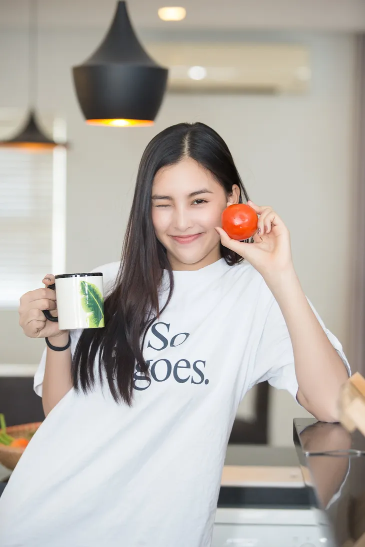 Hoa hậu Tiểu Vy nhắng nhít vào bếp cùng mẹ nhân ngày 8/3 - Ảnh 5. Hoa hậu Tiểu Vy nhắng nhít vào bếp cùng mẹ nhân ngày 8/3 - Ảnh 5.
