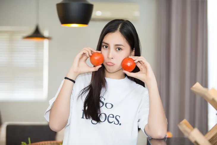 Hoa hậu Tiểu Vy nhắng nhít vào bếp cùng mẹ nhân ngày 8/3 - Ảnh 4. Hoa hậu Tiểu Vy nhắng nhít vào bếp cùng mẹ nhân ngày 8/3 - Ảnh 4.