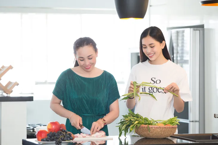 Hoa hậu Tiểu Vy nhắng nhít vào bếp cùng mẹ nhân ngày 8/3 - Ảnh 1. Hoa hậu Tiểu Vy nhắng nhít vào bếp cùng mẹ nhân ngày 8/3 - Ảnh 1.