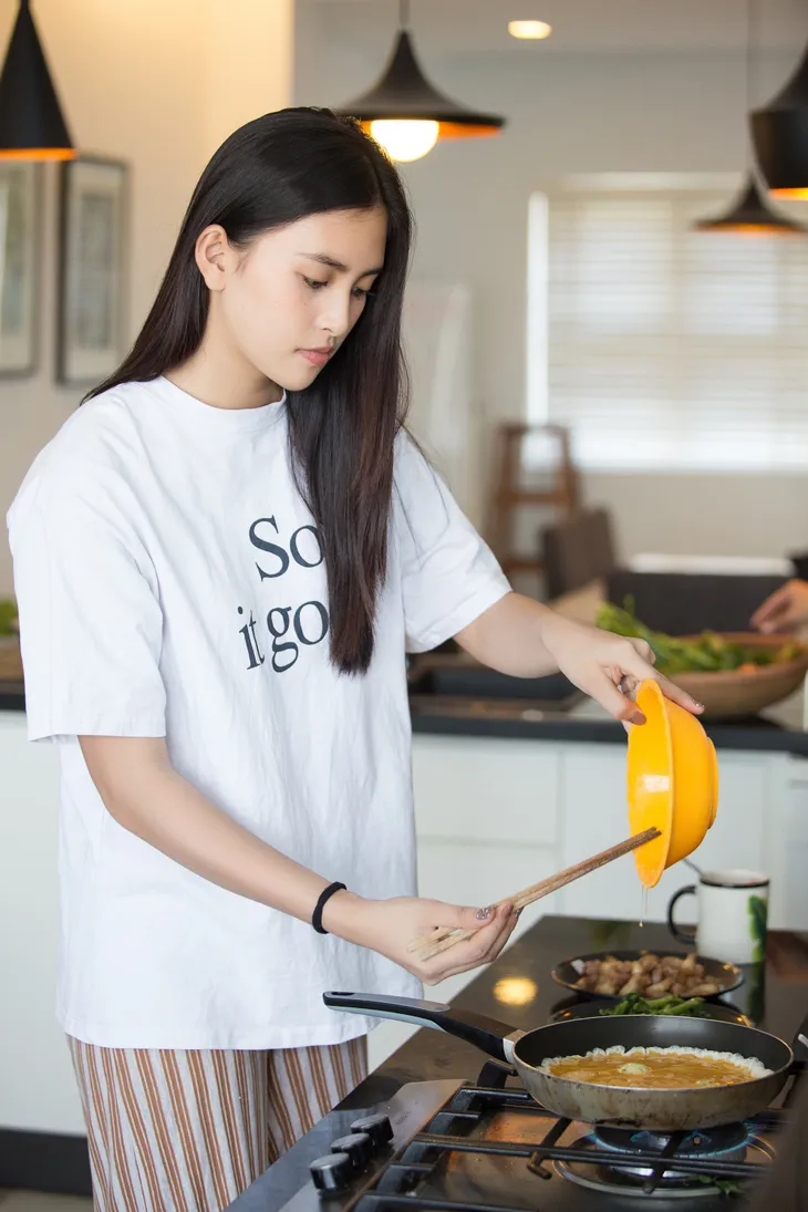 Hoa hậu Tiểu Vy nhắng nhít vào bếp cùng mẹ nhân ngày 8/3 - Ảnh 8. Hoa hậu Tiểu Vy nhắng nhít vào bếp cùng mẹ nhân ngày 8/3 - Ảnh 8.