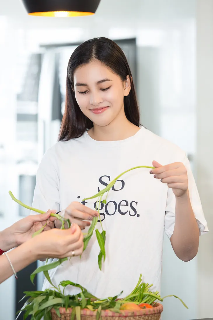 Hoa hậu Tiểu Vy nhắng nhít vào bếp cùng mẹ nhân ngày 8/3 - Ảnh 3. Hoa hậu Tiểu Vy nhắng nhít vào bếp cùng mẹ nhân ngày 8/3 - Ảnh 3.