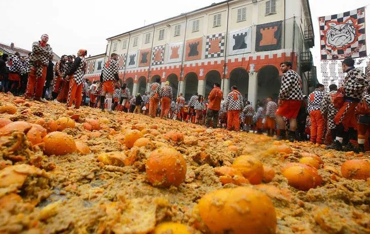 Những hình ảnh sôi động tại lễ hội ném cam ở Italy - Ảnh 3. Những hình ảnh sôi động tại lễ hội ném cam ở Italy - Ảnh 3.