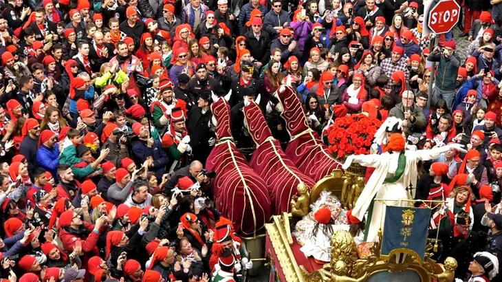 Những hình ảnh sôi động tại lễ hội ném cam ở Italy - Ảnh 5. Những hình ảnh sôi động tại lễ hội ném cam ở Italy - Ảnh 5.