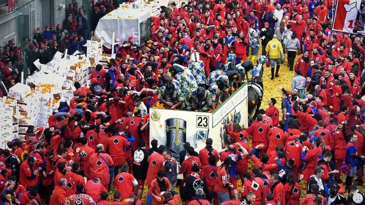 Những hình ảnh sôi động tại lễ hội ném cam ở Italy - Ảnh 7. Những hình ảnh sôi động tại lễ hội ném cam ở Italy - Ảnh 7.