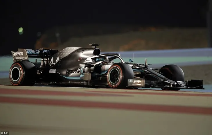 Đua xe F1: Lewis Hamilton giành chiến thắng tại GP Bahrain - Ảnh 2. Đua xe F1: Lewis Hamilton giành chiến thắng tại GP Bahrain - Ảnh 2.