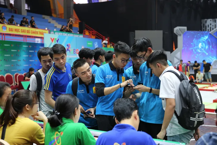 Robocon Việt Nam 2019: Nhiều cơ chế di chuyển MR2 độc đáo hé lộ qua buổi thử sân - Ảnh 1. Robocon Việt Nam 2019: Nhiều cơ chế di chuyển MR2 độc đáo hé lộ qua buổi thử sân - Ảnh 1.