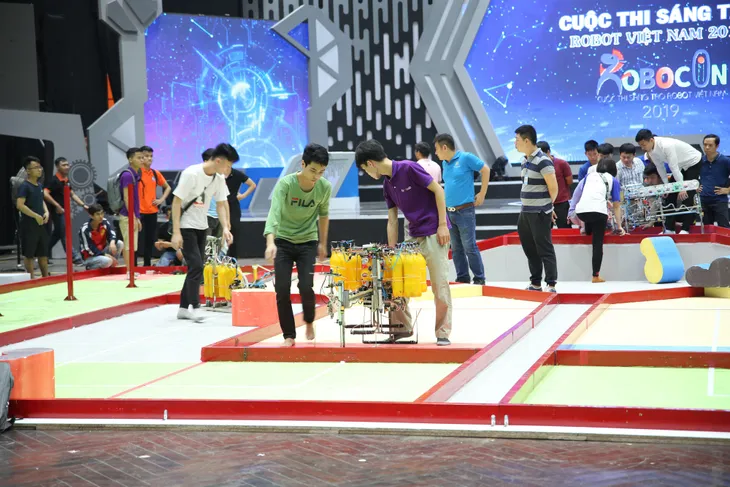 Robocon Việt Nam 2019: Nhiều cơ chế di chuyển MR2 độc đáo hé lộ qua buổi thử sân - Ảnh 2. Robocon Việt Nam 2019: Nhiều cơ chế di chuyển MR2 độc đáo hé lộ qua buổi thử sân - Ảnh 2.