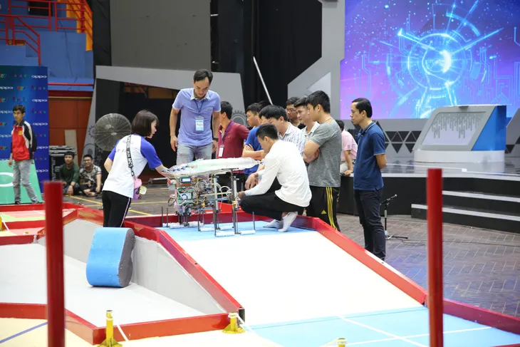 Robocon Việt Nam 2019: Nhiều cơ chế di chuyển MR2 độc đáo hé lộ qua buổi thử sân - Ảnh 4. Robocon Việt Nam 2019: Nhiều cơ chế di chuyển MR2 độc đáo hé lộ qua buổi thử sân - Ảnh 4.