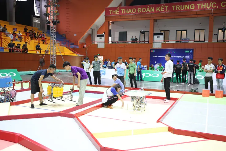 Robocon Việt Nam 2019: Nhiều cơ chế di chuyển MR2 độc đáo hé lộ qua buổi thử sân - Ảnh 7. Robocon Việt Nam 2019: Nhiều cơ chế di chuyển MR2 độc đáo hé lộ qua buổi thử sân - Ảnh 7.