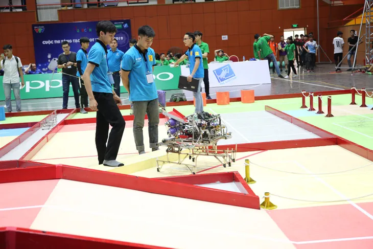 Robocon Việt Nam 2019: Nhiều cơ chế di chuyển MR2 độc đáo hé lộ qua buổi thử sân - Ảnh 8. Robocon Việt Nam 2019: Nhiều cơ chế di chuyển MR2 độc đáo hé lộ qua buổi thử sân - Ảnh 8.