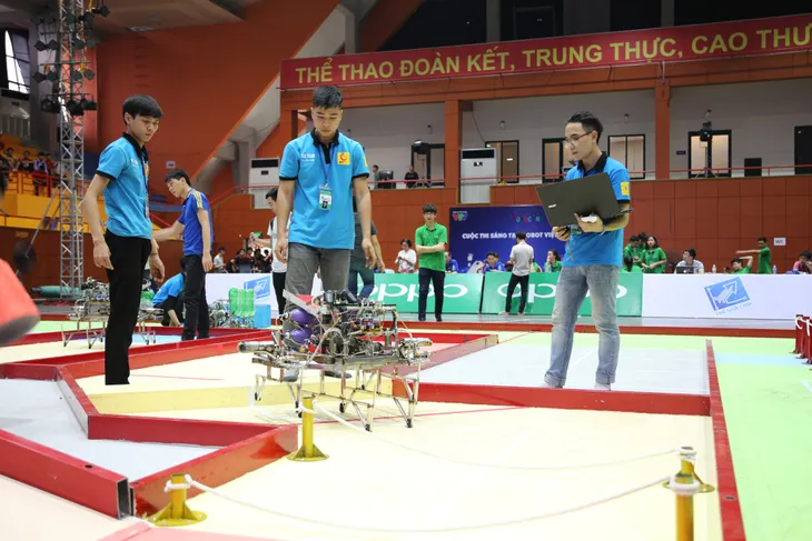 Robocon Việt Nam 2019: Nhiều cơ chế di chuyển MR2 độc đáo hé lộ qua buổi thử sân - Ảnh 10. Robocon Việt Nam 2019: Nhiều cơ chế di chuyển MR2 độc đáo hé lộ qua buổi thử sân - Ảnh 10.