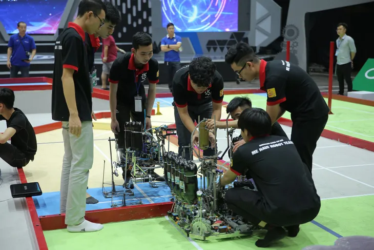 Robocon Việt Nam 2019: Nhiều cơ chế di chuyển MR2 độc đáo hé lộ qua buổi thử sân - Ảnh 11. Robocon Việt Nam 2019: Nhiều cơ chế di chuyển MR2 độc đáo hé lộ qua buổi thử sân - Ảnh 11.