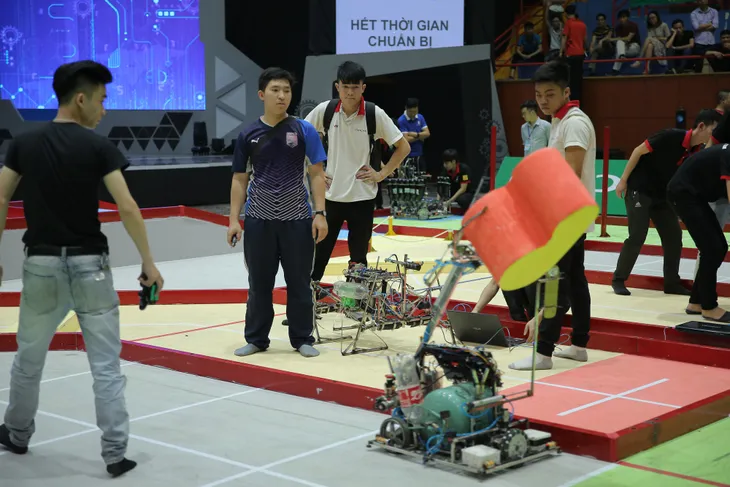Robocon Việt Nam 2019: Nhiều cơ chế di chuyển MR2 độc đáo hé lộ qua buổi thử sân - Ảnh 12. Robocon Việt Nam 2019: Nhiều cơ chế di chuyển MR2 độc đáo hé lộ qua buổi thử sân - Ảnh 12.