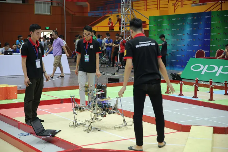 Robocon Việt Nam 2019: Nhiều cơ chế di chuyển MR2 độc đáo hé lộ qua buổi thử sân - Ảnh 14. Robocon Việt Nam 2019: Nhiều cơ chế di chuyển MR2 độc đáo hé lộ qua buổi thử sân - Ảnh 14.